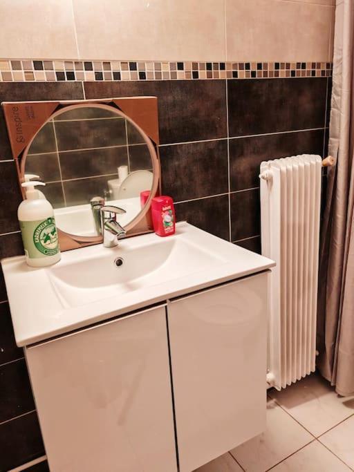 Apartamento F1 Equipe Avec Ascenseur, Parking Et Pres Des Transports Argenteuil Exterior foto